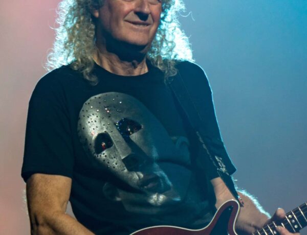 Brian May 2017 Guitar Cropped 5866552 Scaled 600x460